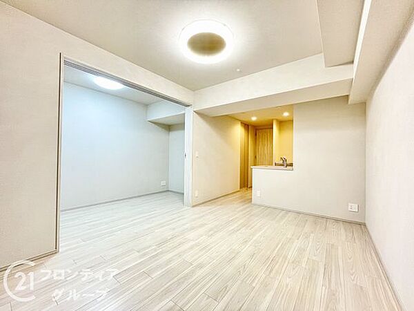 バルコニーから光が差し込むリビングです。
