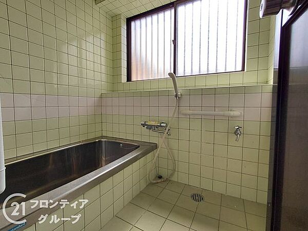 バスタブ付きで、ゆったりとお風呂に浸かり、疲れた体を癒せる贅沢な空間です。窓があるのでこまめに換気ができ、清潔感を保てます。リラックスタイムをより豊かにする素敵な選択です。