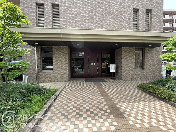 温かみのあるエントランスは、住む人を優しく迎え、訪れる人にも心地よい印象を与える魅力的な空間です！