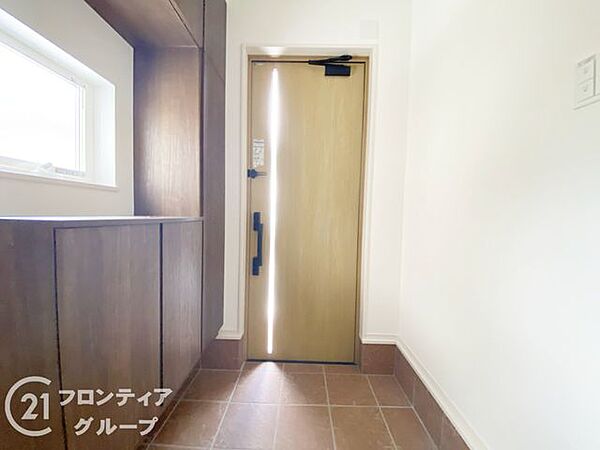 玄関ではタイルを採用しており、お掃除楽々！特にお子さまがたくさんの砂を持って帰ってきても安心ですね！