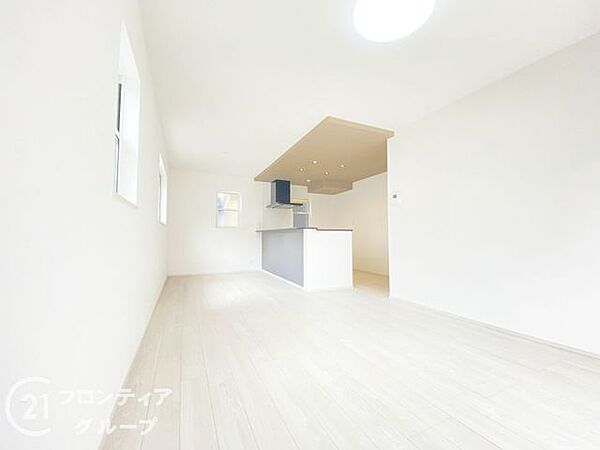フローリングにはキズの付きにくい特殊塗装を採用し、内装やドアの仕上げは、堂々とした木目で、木の温もりを感じながらお過ごしいただけますね。