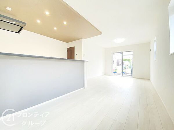 シンプルで美しいデザインのリビングは、お好みのインテリアにコーディネイトしやすく、家族がやすらぐ癒しの空間が作れますね。