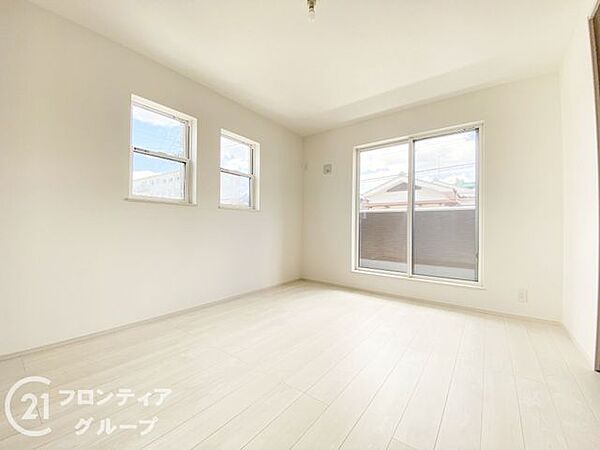 寝室や子供部屋にぴったりなシンプル洋室でお部屋のコーディネートが楽しめますね。