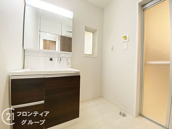 小窓付きの洗面室は、毎朝心地よい光を運んでくれるので、すがすがしい気持ちで1日をスタートできます！また、1坪以上の広い空間です！