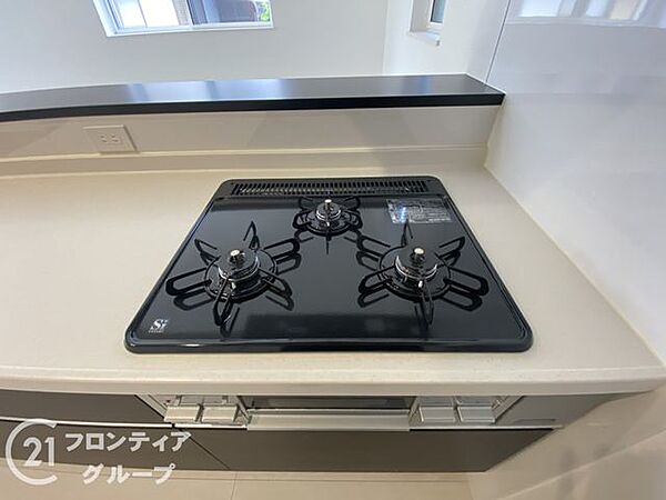 三口コンロで同時に複数の調理が可能です