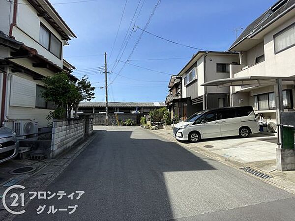 幅広い道路が確保されており、車の出入りがスムーズに行えます。周辺環境も整備されており、快適な生活をサポートします。