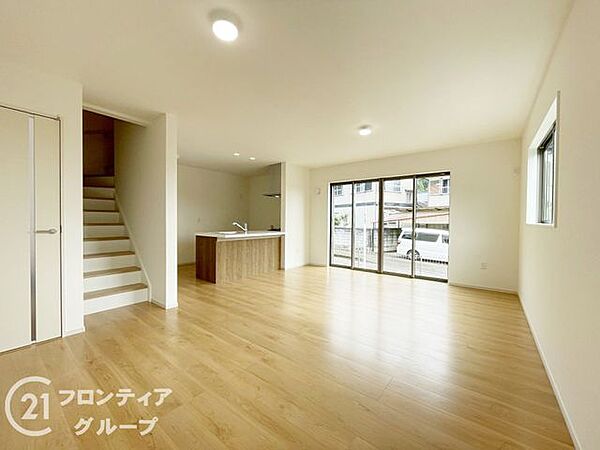 リビングは、家族や友人との時間を楽しむのに最適な広さです。快適な居住空間を提供します。