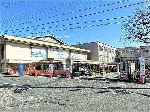 京都市立山科中学校 徒歩32分。 2500m