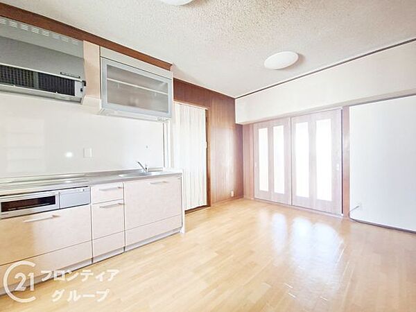 リフォーム済み！キッチン・ユニットバス・洗面台・トイレを新調し、IHコンロも導入。クローゼットを新設し洋室フローリングも張替え済み。安祥寺中学校まで徒歩1分と通学環境も良好です。