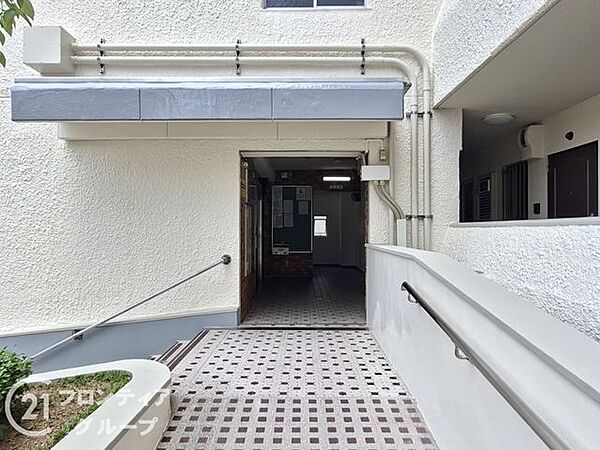 落ち着いた雰囲気のエントランスは、訪れる人に心安らぐ空間を提供し、温かく迎えてくれます！