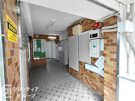 必要最低限の設備が整ったマンションで、実用性を重視した空間です