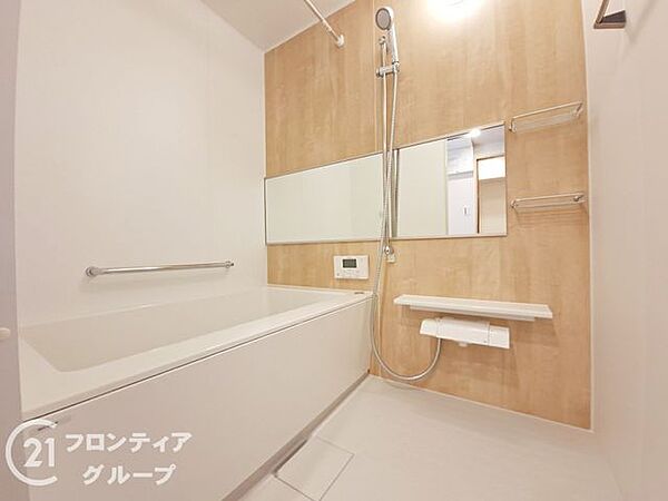 清潔感あふれるバスルームで、毎日の疲れを癒せます。明るく開放的な空間で、リフレッシュできるひとときをお楽しみください。