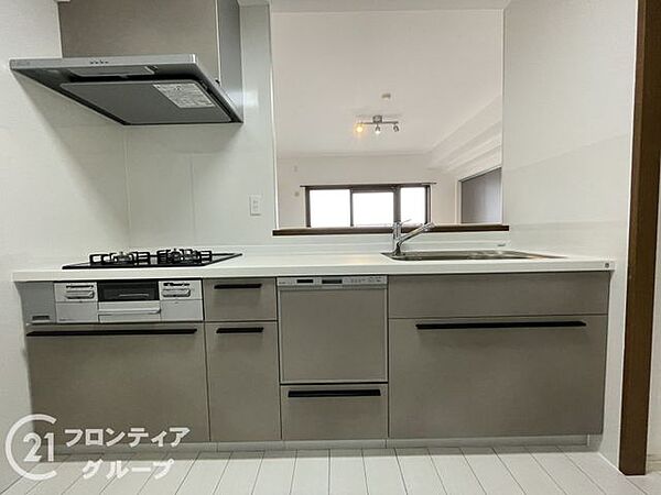 スタイリッシュなカウンターキッチンは、インテリアのアクセントになり、キッチン全体をおしゃれに演出します。