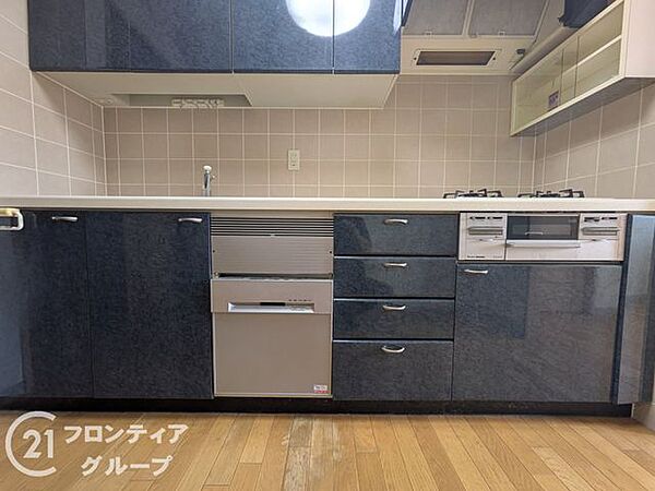 モダンなデザインのキッチンで、スタイリッシュな印象を与え、インテリアに調和します