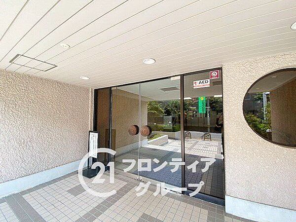 マンションのエントランスは、住まう方々を迎える洗練された空間です。日常の出入りを快適にするための工夫がされています。