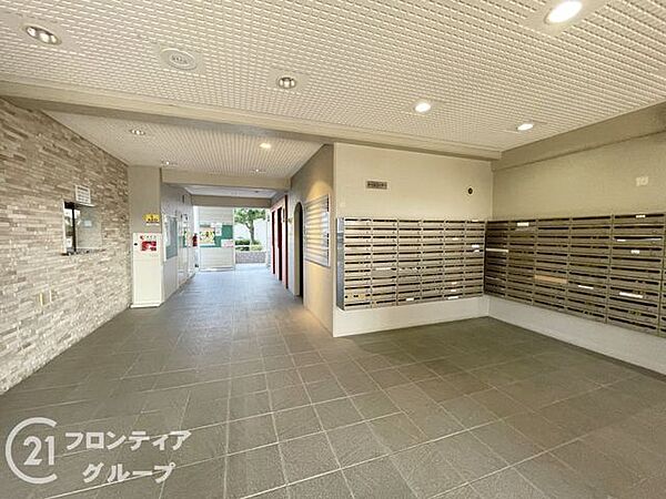 シンプルなロビーですが、住む人にとって居心地の良い空間を提供します