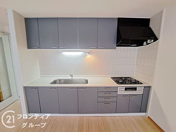 3口コンロ付きのキッチンは、調理の効率が良く、同時に多くの料理を作れる便利で機能的な空間です