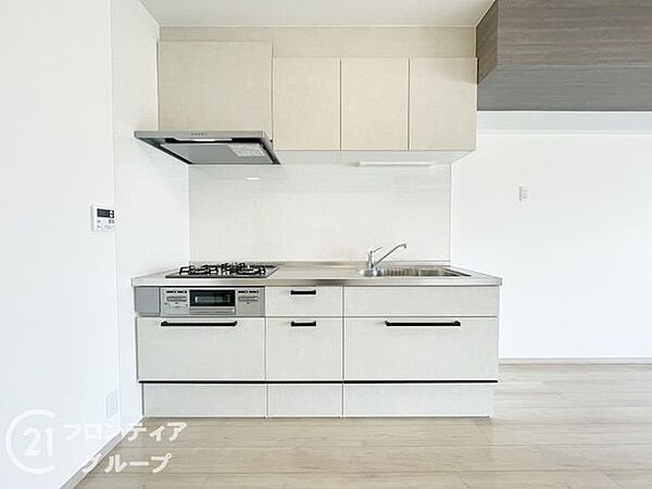 家事動線を考えた設計で家事がスムーズに行えますね。収納があるため、調味料のストックを置くのにピッタリです。