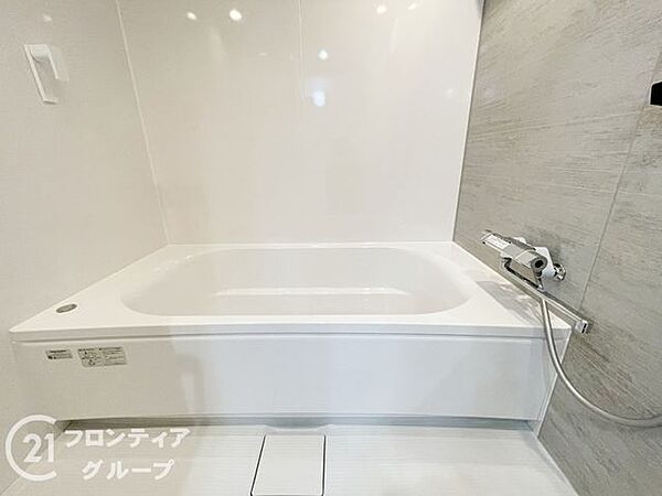 ゆったりと脚を延ばして、1日の疲れを癒せます。白を基調としており清潔感がありますね