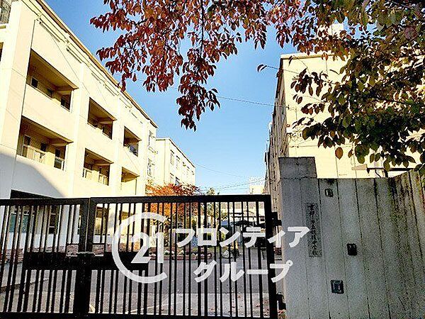 京都市立桃陵中学校 徒歩8分。 590m