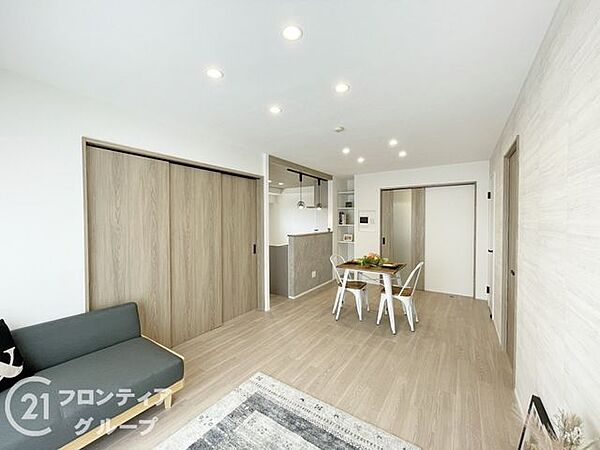木目調のフローリングは温かみがあり、カウンターキッチンからお部屋の様子を見ながらお料理できますね