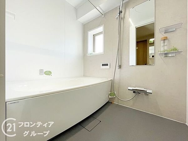 窓があるのでこまめに換気ができますね。バスタブ付きで、ゆったりとお風呂に浸かり、疲れた体を癒せる贅沢な空間です。清潔感あふれるリフォーム済みのバスルームで快適な時間を。