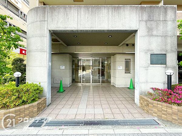 温かみのあるエントランスは、住む人を優しく迎え、訪れる人にも心地よい印象を与える魅力的な空間です！