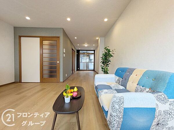 広々20.2帖のリビングです。家具を置いても広々としており、快適にお住まいいただけます。