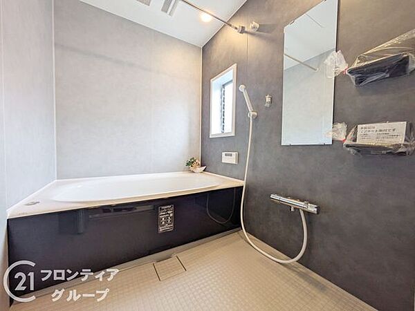 ゆったりと脚を延ばして、1日の疲れを癒せます。窓があるのでこまめに湿気を換気ができます。