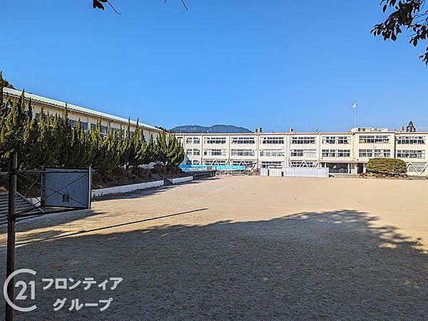 大津市立長等小学校 徒歩11分。 810m