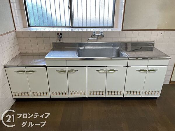 広々とした作業スペースがあり、料理がしやすく、快適なキッチンです