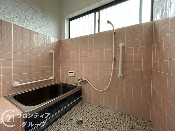 心地よいバスタイムを楽しめる、広々としたバスルームです。快適な空間で、日々の疲れを癒す贅沢な時間を提供します。