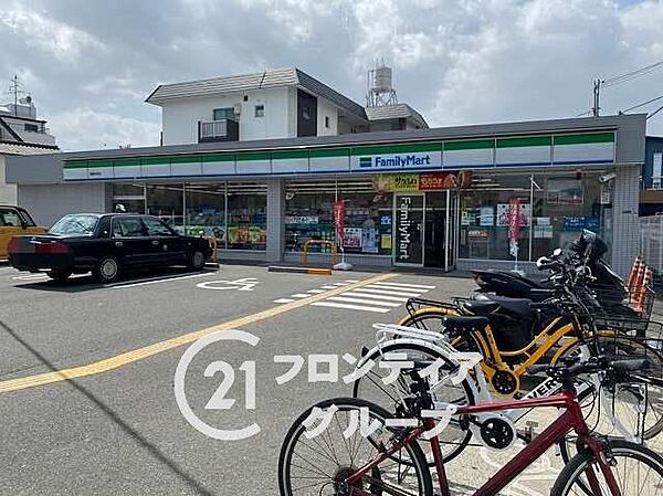 ファミリーマート楠葉中町店 徒歩10分。 740m