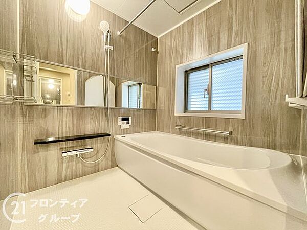 スタイリッシュなバスルームで、贅沢なひとときを過ごすことができます。デザイン性と機能性を兼ね備えた空間です。