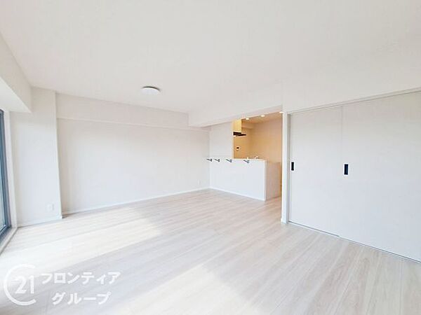 大きな窓から差し込む陽光が部屋全体を包み込み、明るく開放感に満ちたリビングを創り出しています。家族が集まる場所だからこそ、上質で温かみのある素材が映える洗練された空間に仕上げています