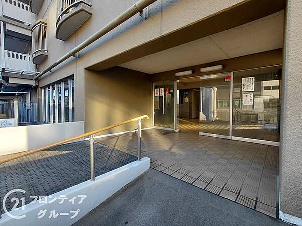 温かみのあるエントランスは、住む人を優しく迎え、訪れる人にも心地よい印象を与える魅力的な空間です！