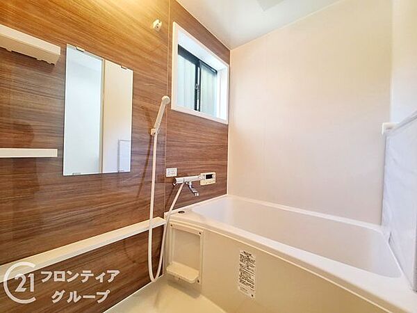 清潔感あふれる白を基調としたバスルームです。手入れが行き届いた綺麗な状態ですので、お引越ししたその日から快適なバスタイムを満喫いただけます