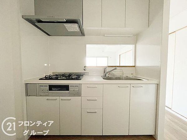 カウンターキッチンは、家族やゲストとの会話を楽しみながら料理ができる、心地よい空間です。