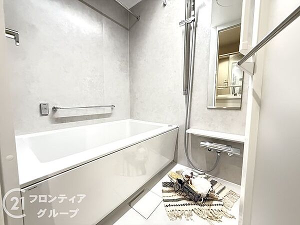 清潔感あふれるバスルームで、毎日の疲れを癒せます。明るく開放的な空間で、リフレッシュできるひとときをお楽しみください。