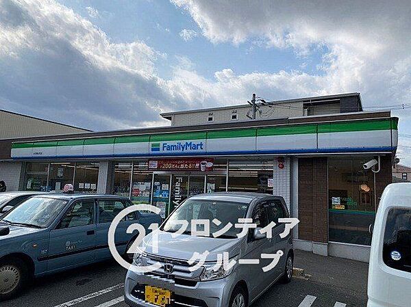 徒歩13分。駅から徒歩7分のファミリーマート伏見舞台町店。ATMやイートインコーナーも設置されており、ちょっとした休憩にも便利です。近くにはマンションもあり、地域住民に親しまれています。 1040m