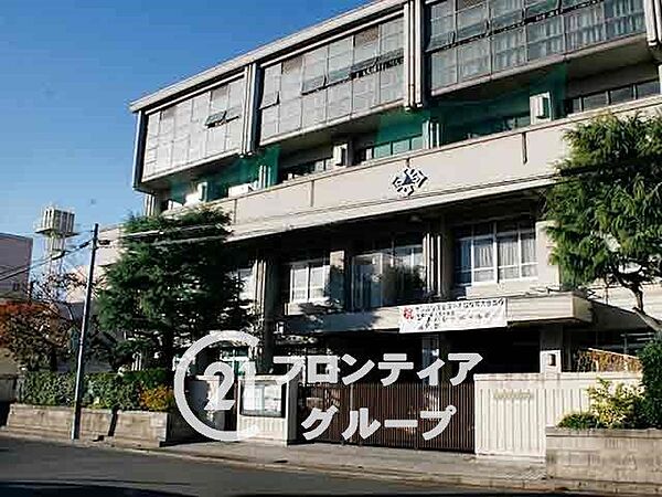 京都市立伏見中学校 徒歩17分。1947年に設立された公立中学校で、部活動が盛んです。ラグビー部や男子バレーボール部が全国大会に出場するなど、スポーツ活動が活発です。また、校舎は最新の設備が整ってい…
