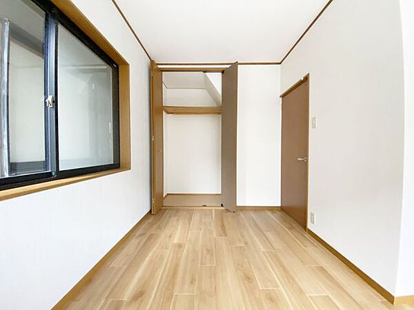 大きな窓から自然光がたっぷり入る子ども部屋は、明るく開放的で、元気に遊べる理想的な空間です。