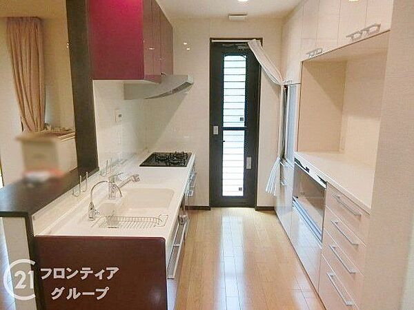 広々とした作業スペースがあり、料理がしやすく、快適なキッチンです