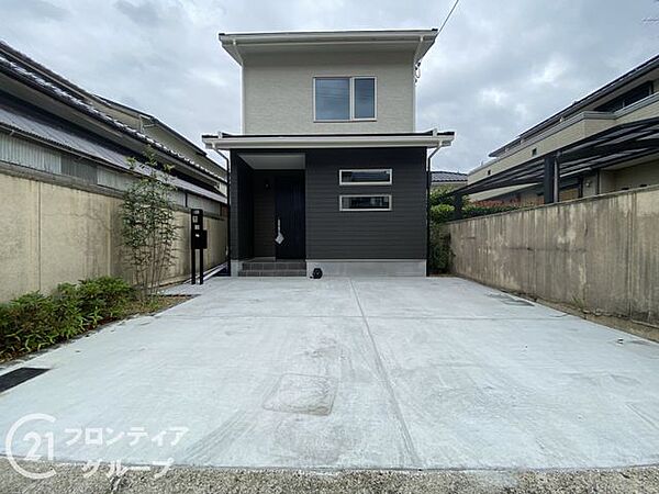駐車場は、住民の皆様の車を安心して停められるスペースです。広々とした区画が確保されており、駐車がしやすい設計になっていますので、夜間でも安全に利用できます。