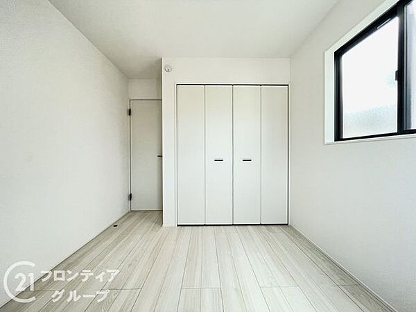 子ども部屋や寝室に用途多彩な明るい洋室