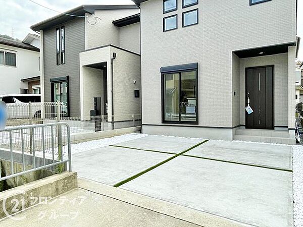 フラットで出し入れしやすい前道・敷地設計で、日々の駐車作業もスムーズに行えます。