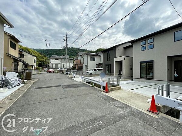 前面道路にゆとりがあり、視界が開けているため車のすれ違いや入出庫がしやすい環境です。