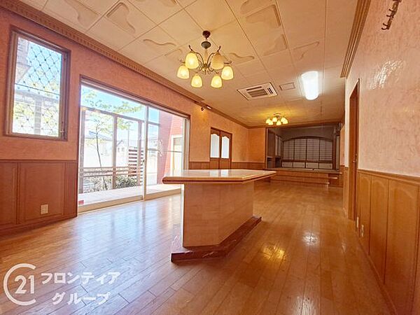 木の温もりを感じるフローリングと、高い天井が開放感を生み出すリビングです。大きな窓から注ぐ柔らかな光が室内を明るく照らし、家族が集う場所として相応しい穏やかな時間が流れています