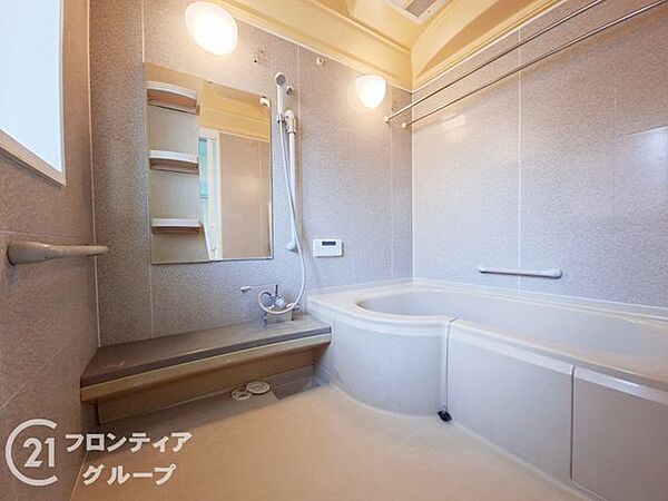 ゆったりとした広さの浴槽で、一日の疲れを静かに癒やすことができます。ナチュラルな色調で統一された清潔感のある空間は、リラックスタイムにふさわしい落ち着いた雰囲気を演出しています