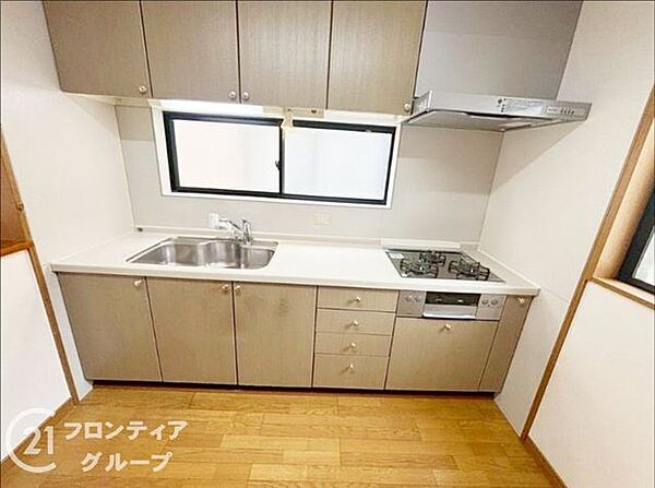 3口コンロ付きのキッチンは、調理の効率が良く、同時に多くの料理を作れる便利で機能的な空間です